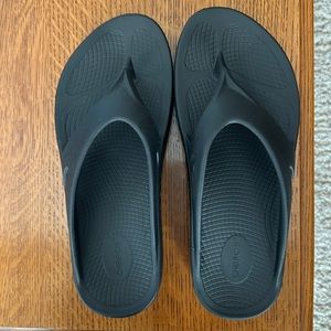 Oofos Men’s original sandals.